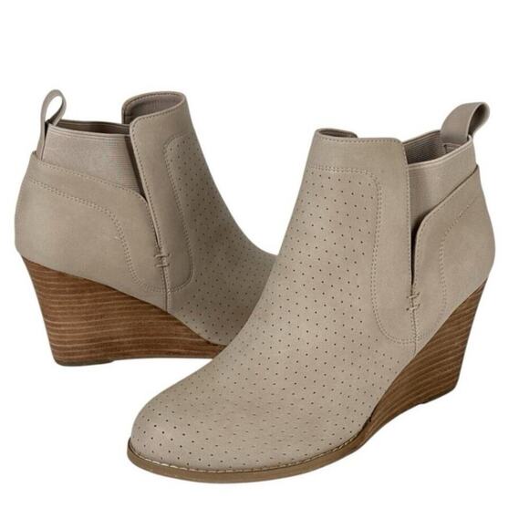 NWT DV by Dolce Vita Gerdy Wedge Bootie Boot Beige
Women's Various Sizes 3” - Picture 1 of 6
